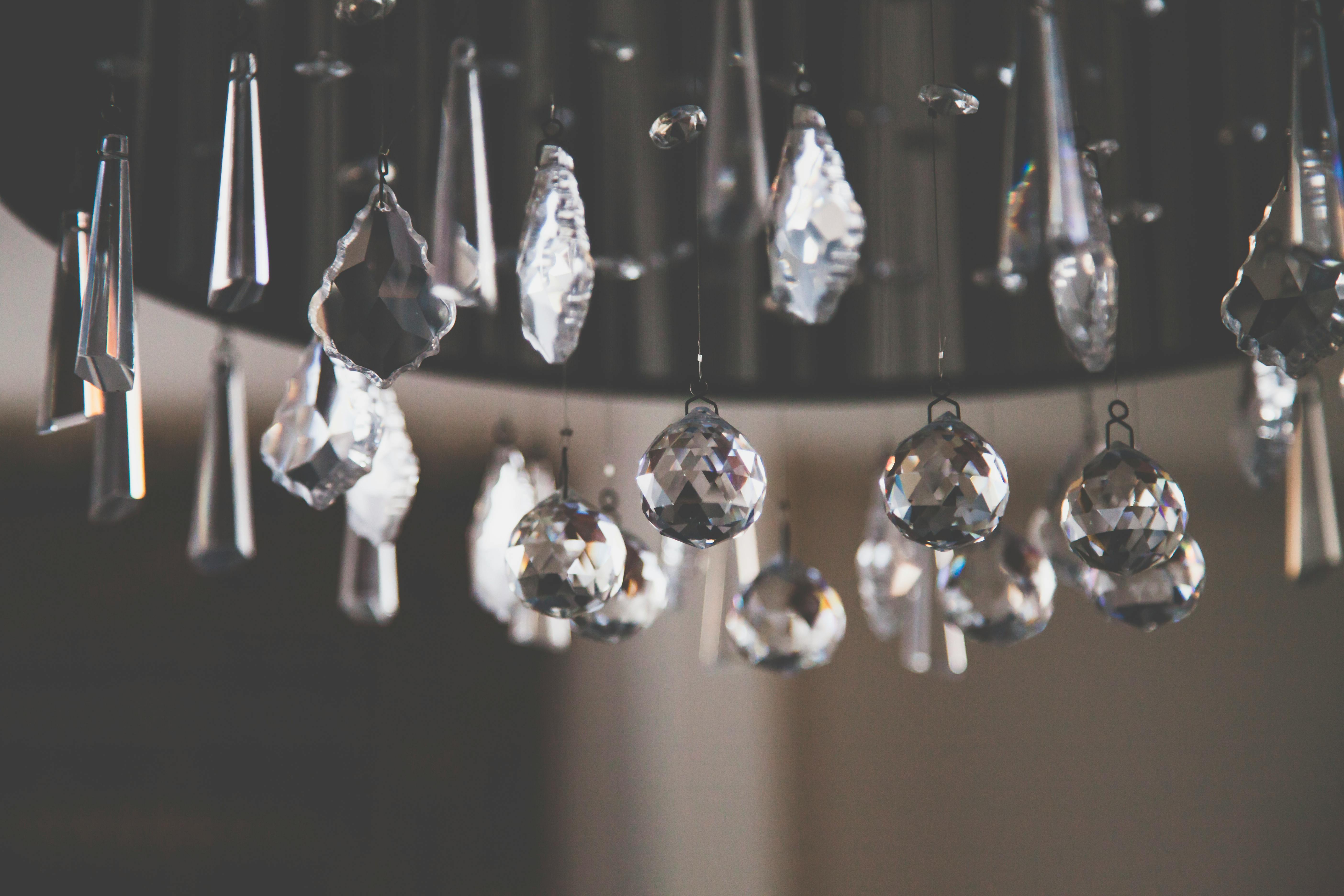 Lampa kryształowa – symbol luksusu i elegancji w Twoim domu